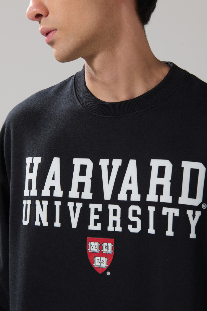 Buzo negro con cuello redondo y diseño de Harvard