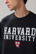 Buzo negro con cuello redondo y diseño de Harvard