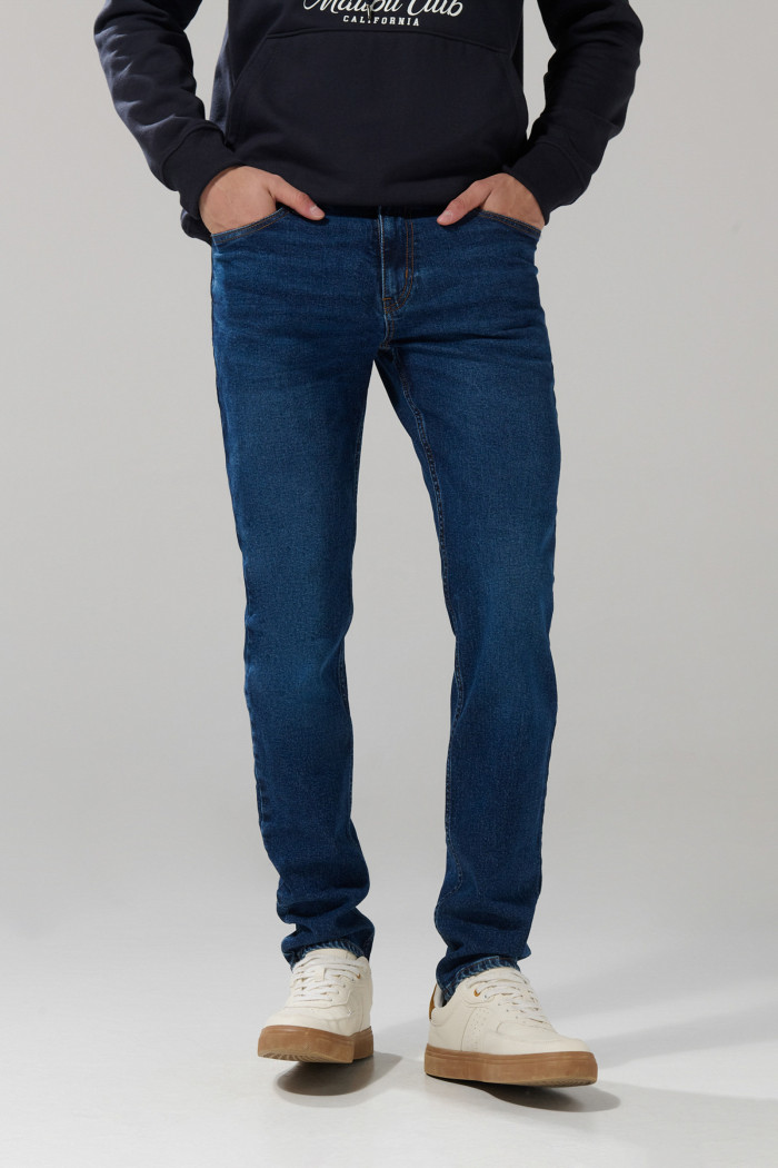 Jean tiro bajo azul oscuro slim con 5 bolsillos y cremallera