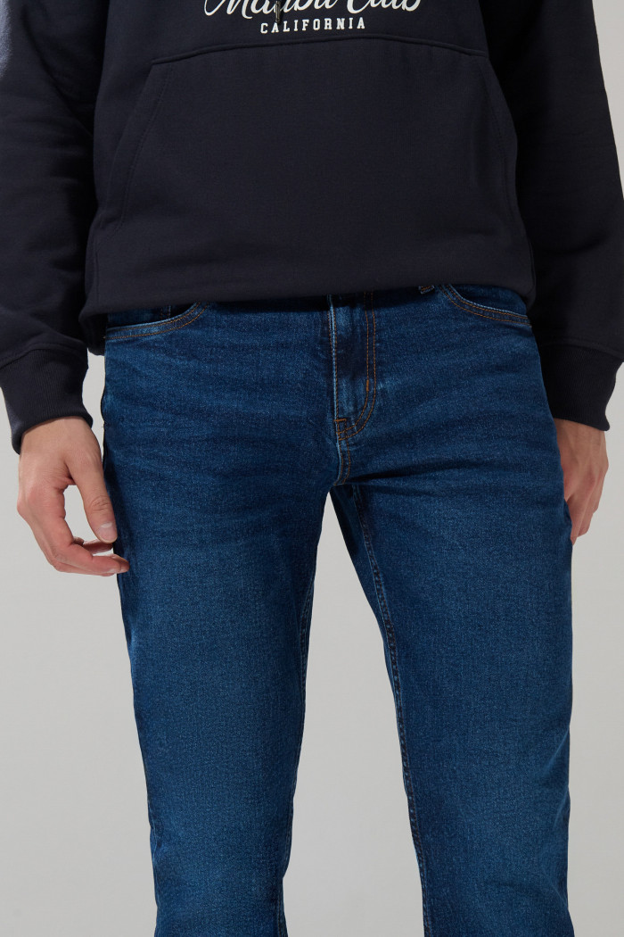 Jean tiro bajo azul oscuro slim con 5 bolsillos y cremallera