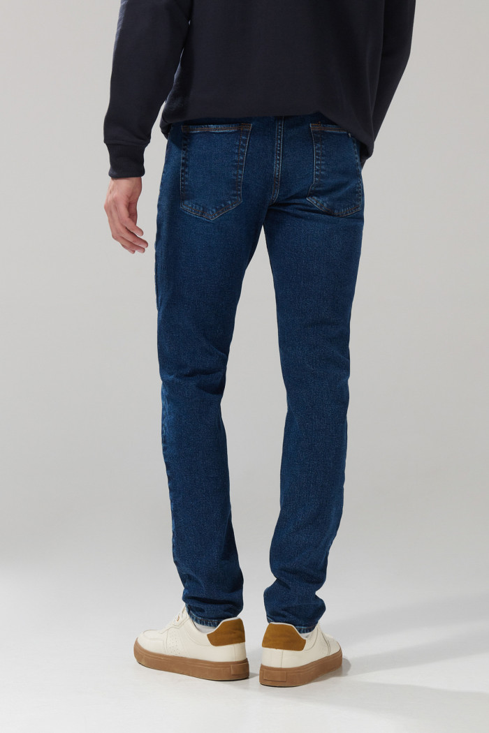 Jean tiro bajo azul oscuro slim con 5 bolsillos y cremallera