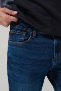 Jean tiro bajo azul oscuro slim con 5 bolsillos y cremallera