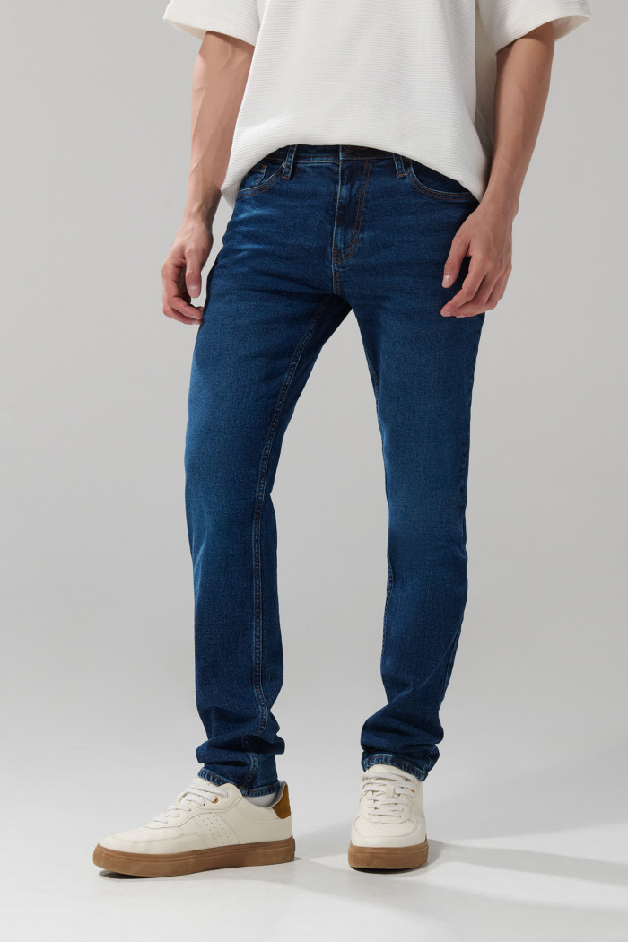 Jean tiro bajo slim azul oscuro con costuras y bolsillos