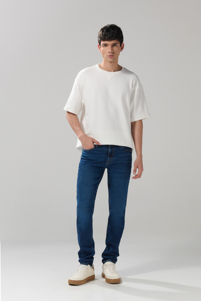 Jean tiro bajo slim azul oscuro con costuras y bolsillos