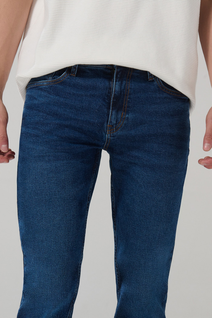 Jean tiro bajo slim azul oscuro con costuras y bolsillos