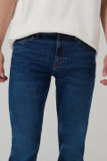 Jean tiro bajo slim azul oscuro con costuras y bolsillos