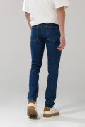 Jean tiro bajo slim azul oscuro con costuras y bolsillos