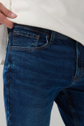 Jean tiro bajo slim azul oscuro con costuras y bolsillos