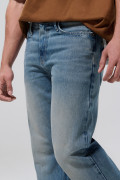 Jean azul medio 90´S con tiro bajo, bota recta y bolsillos