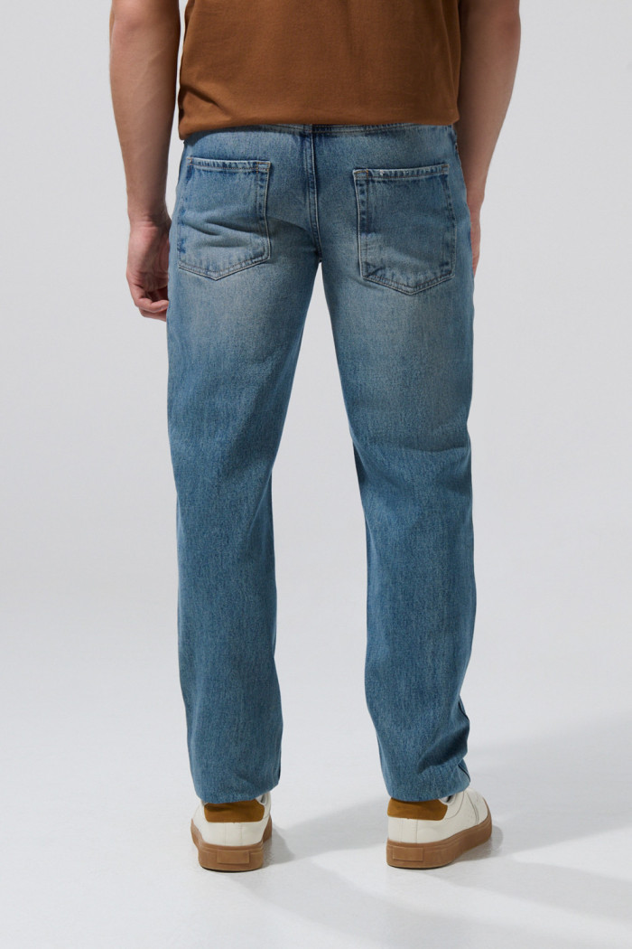 Jean azul medio 90´S con tiro bajo, bota recta y bolsillos