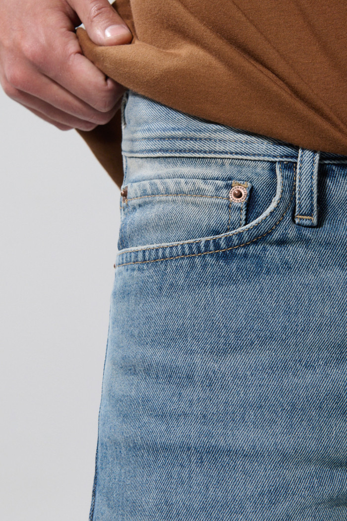 Jean azul medio 90´S con tiro bajo, bota recta y bolsillos
