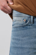 Jean azul medio 90´S con tiro bajo, bota recta y bolsillos