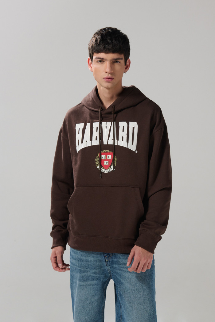 Buzo café oscuro con capota y diseño de Harvard