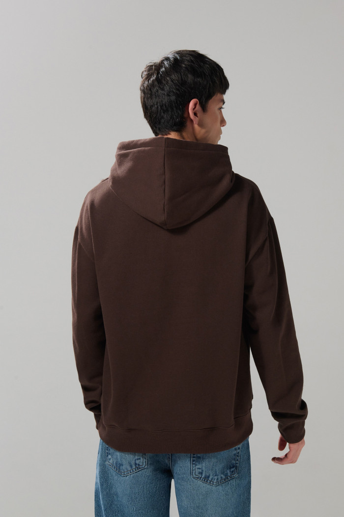 Buzo café oscuro con capota y diseño de Harvard