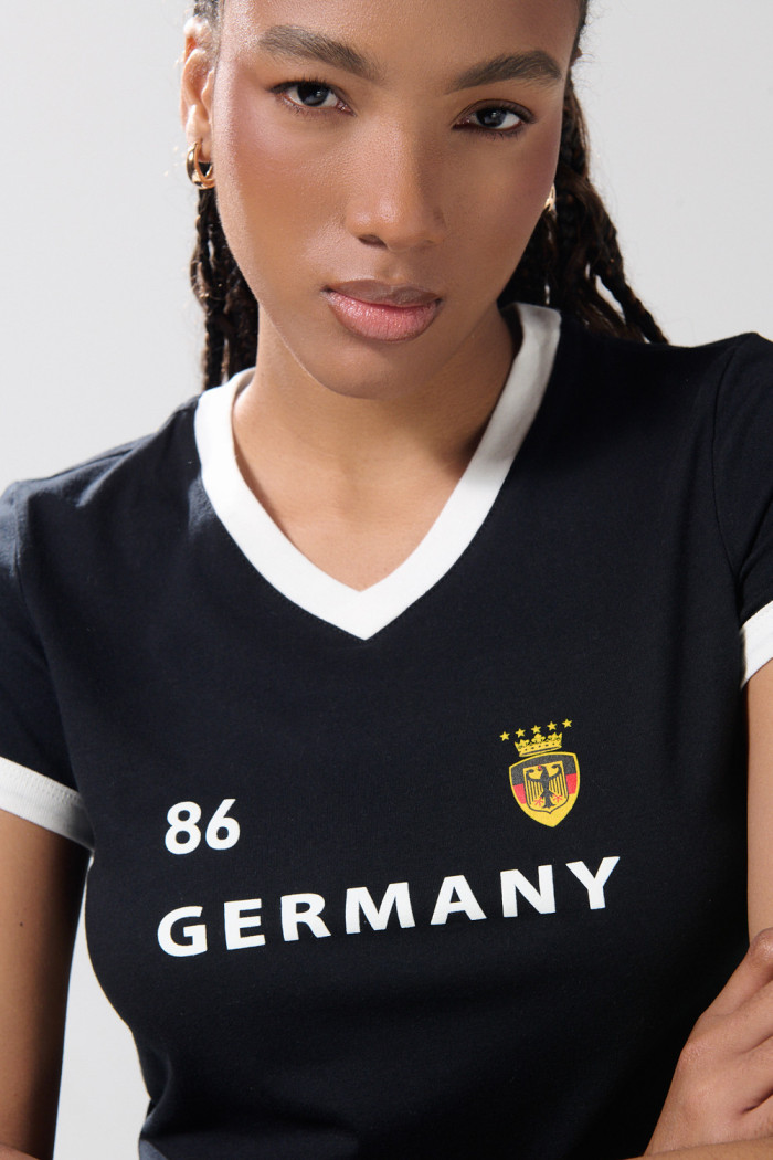 Camiseta negra college con contrastes blancos y cuello V