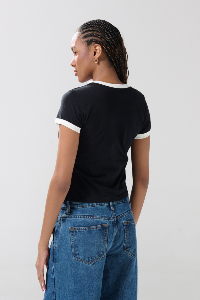 Camiseta negra college con contrastes blancos y cuello V