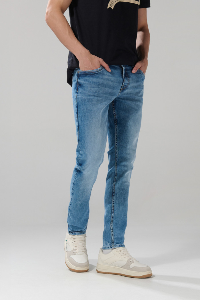 Jean azul claro tiro bajo skinny con ligeros desgastes