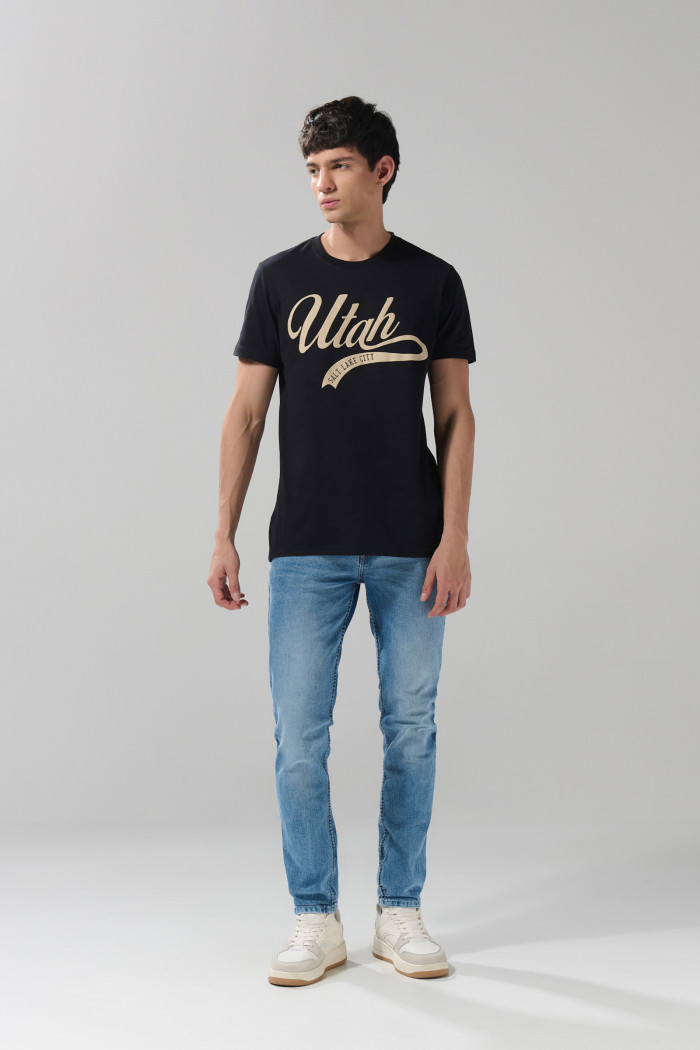Jean azul claro tiro bajo skinny con ligeros desgastes