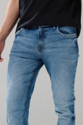 Jean azul claro tiro bajo skinny con ligeros desgastes