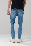 Jean azul claro tiro bajo skinny con ligeros desgastes