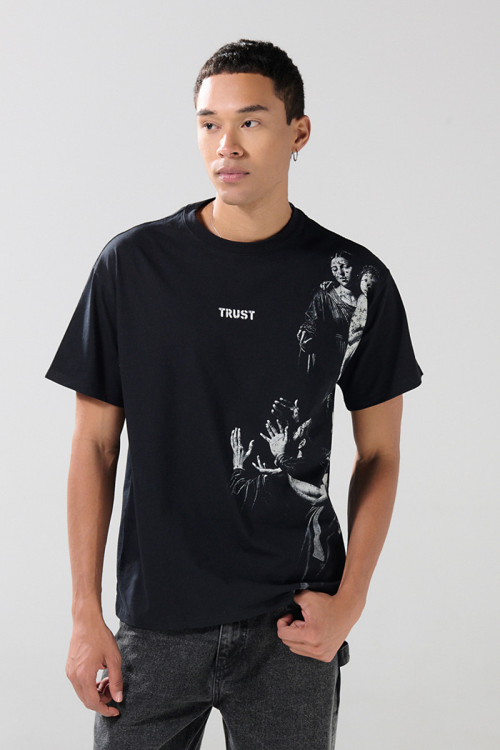 Camiseta oversize negra manga corta con diseño artístico