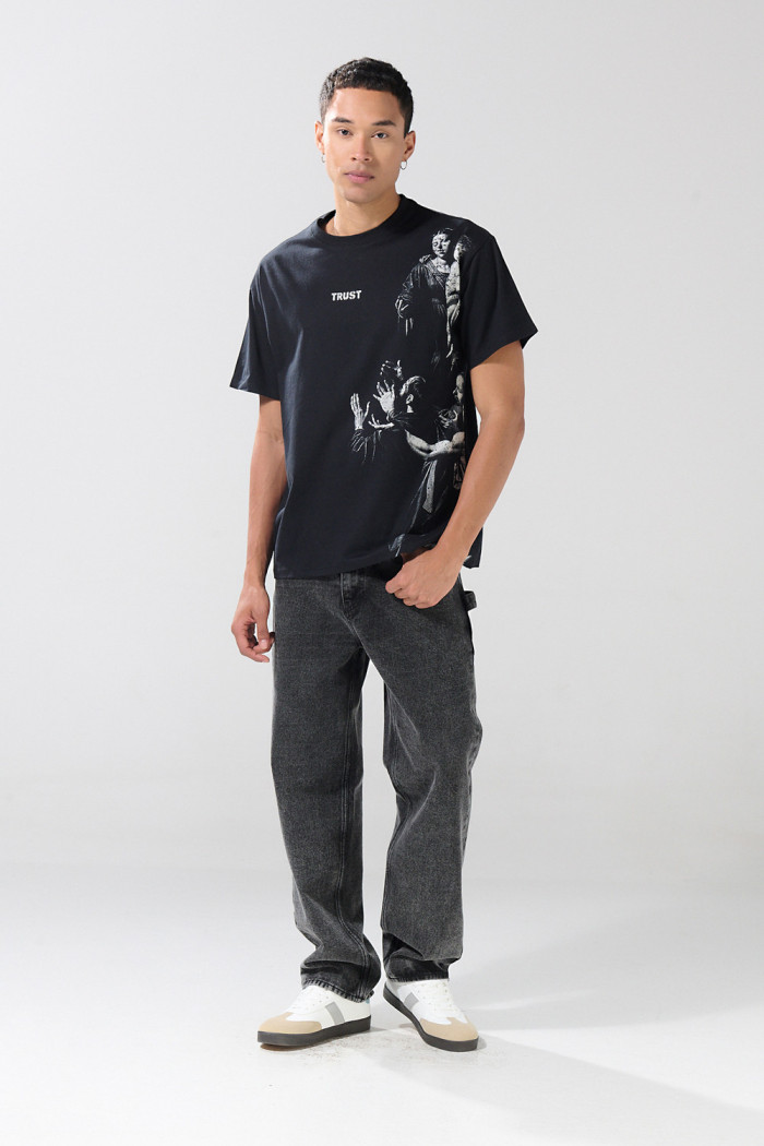 Camiseta oversize negra manga corta con diseño artístico