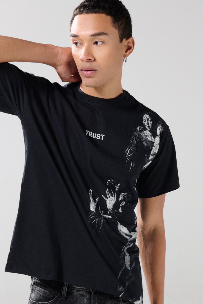 Camiseta oversize negra manga corta con diseño artístico