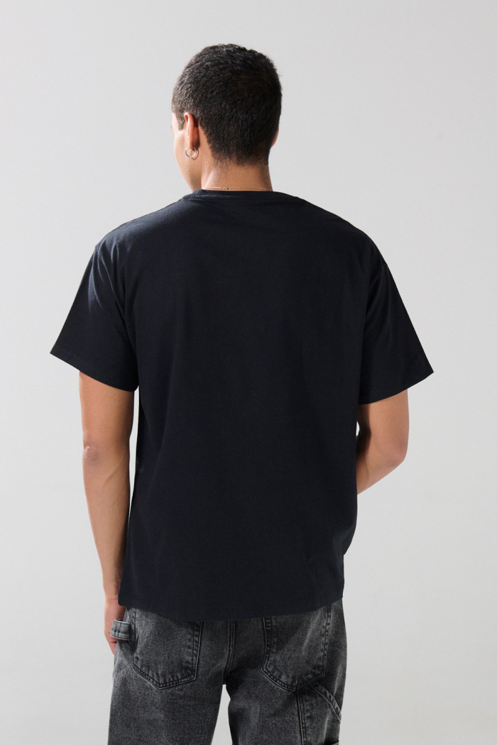 Camiseta oversize negra manga corta con diseño artístico