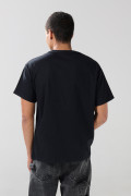 Camiseta oversize negra manga corta con diseño artístico