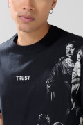 Camiseta oversize negra manga corta con diseño artístico