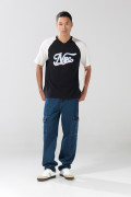 Camiseta oversize negra college con cuello V y manga ranglan