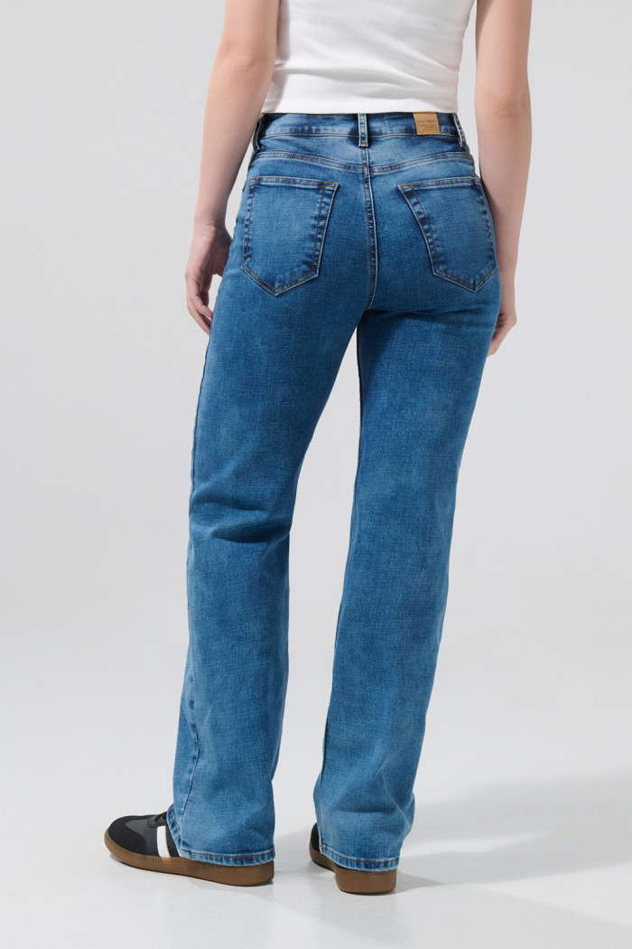 Jean straight leg bota recta con tiro alto azul medio
