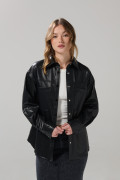 Blusa manga larga en PU negra con doble bolsillo cuadrado
