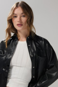 Blusa manga larga en PU negra con doble bolsillo cuadrado
