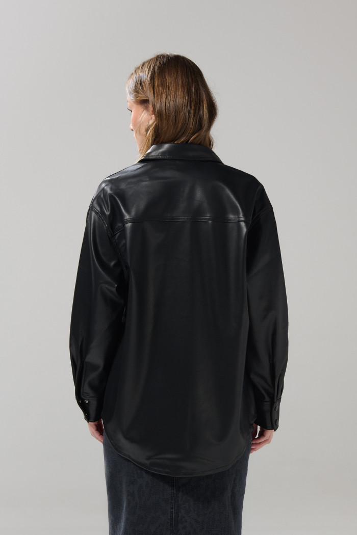 Blusa manga larga en PU negra con doble bolsillo cuadrado
