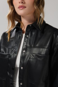 Blusa manga larga en PU negra con doble bolsillo cuadrado

