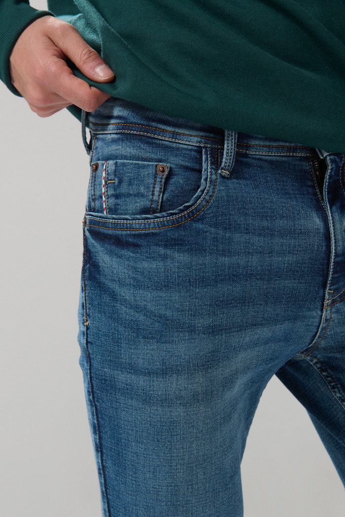 Jean skinny ajustado azul medio con tiro bajo y desgastes