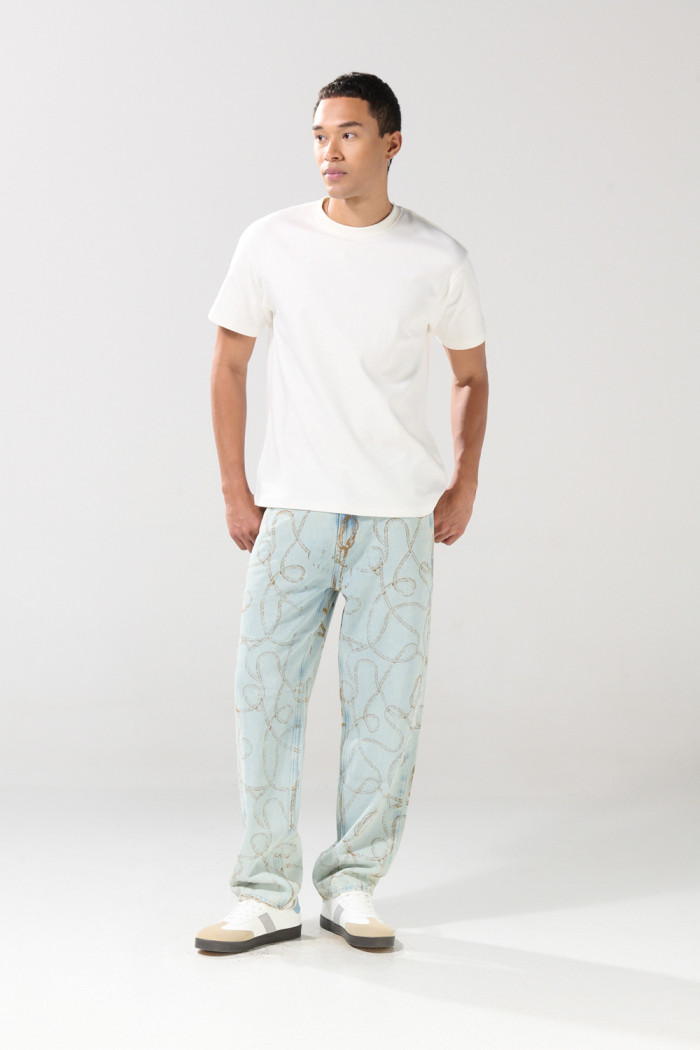Jean loose azul claro con tiro medio y diseños