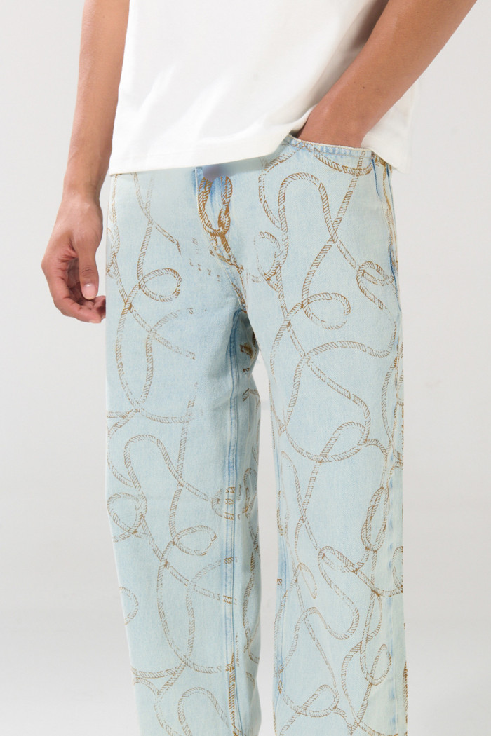 Jean loose azul claro con tiro medio y diseños
