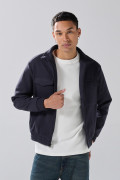 Chaqueta unicolor con cuello alto y bolsillos de parche
