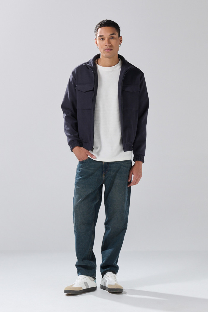Chaqueta unicolor con cuello alto y bolsillos de parche
