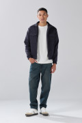 Chaqueta unicolor con cuello alto y bolsillos de parche
