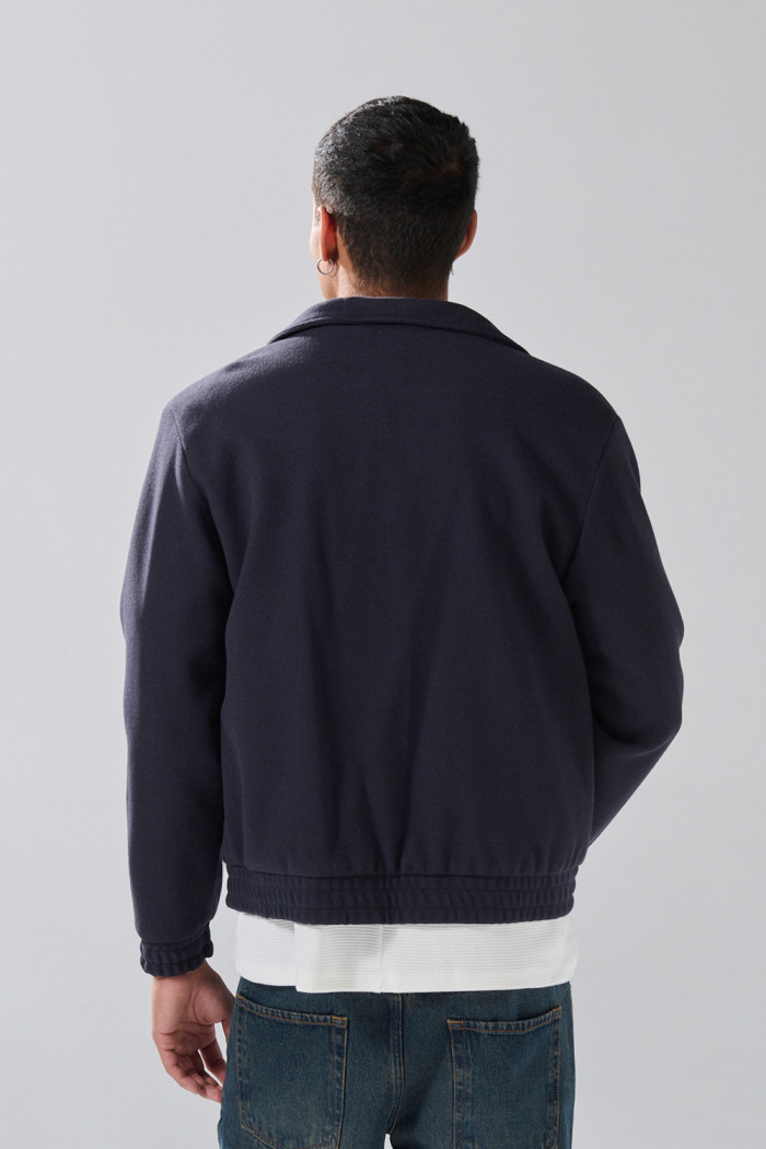 Chaqueta unicolor con cuello alto y bolsillos de parche
