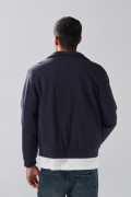 Chaqueta unicolor con cuello alto y bolsillos de parche
