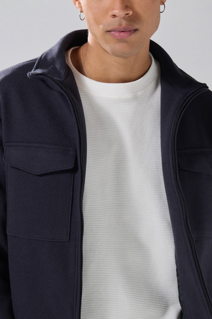 Chaqueta unicolor con cuello alto y bolsillos de parche
