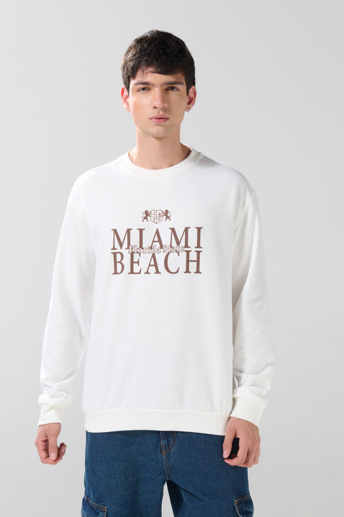 Buzo college crema claro con cuello redondo
