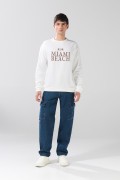 Buzo college crema claro con cuello redondo