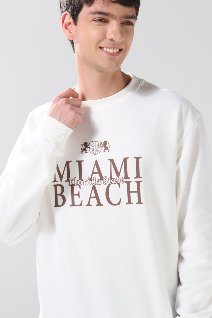 Buzo college crema claro con cuello redondo