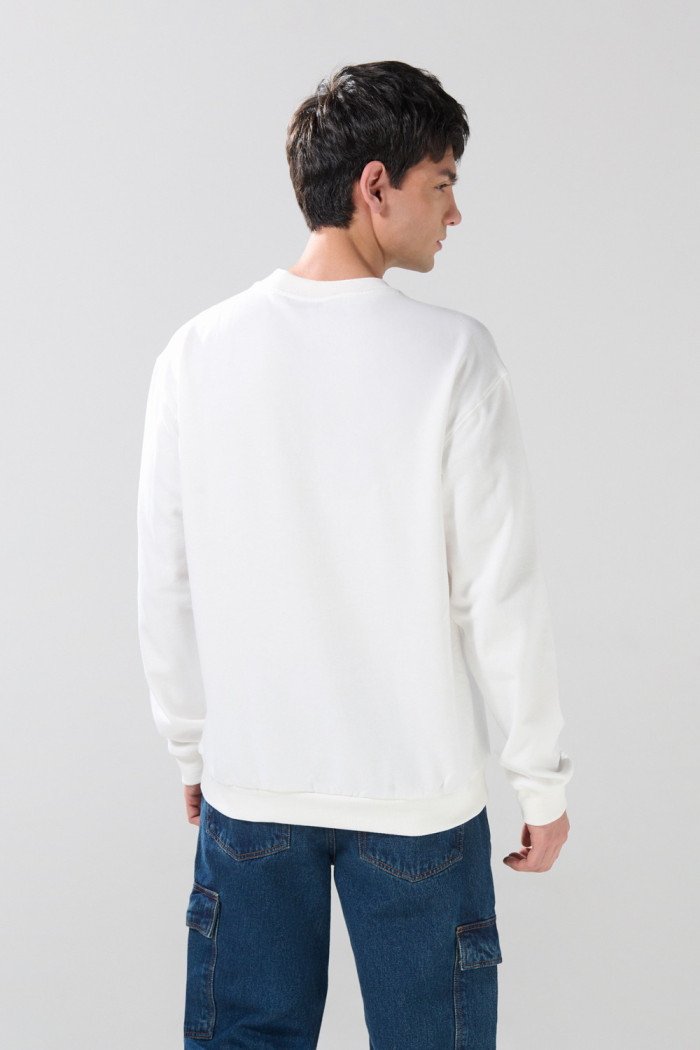 Buzo college crema claro con cuello redondo