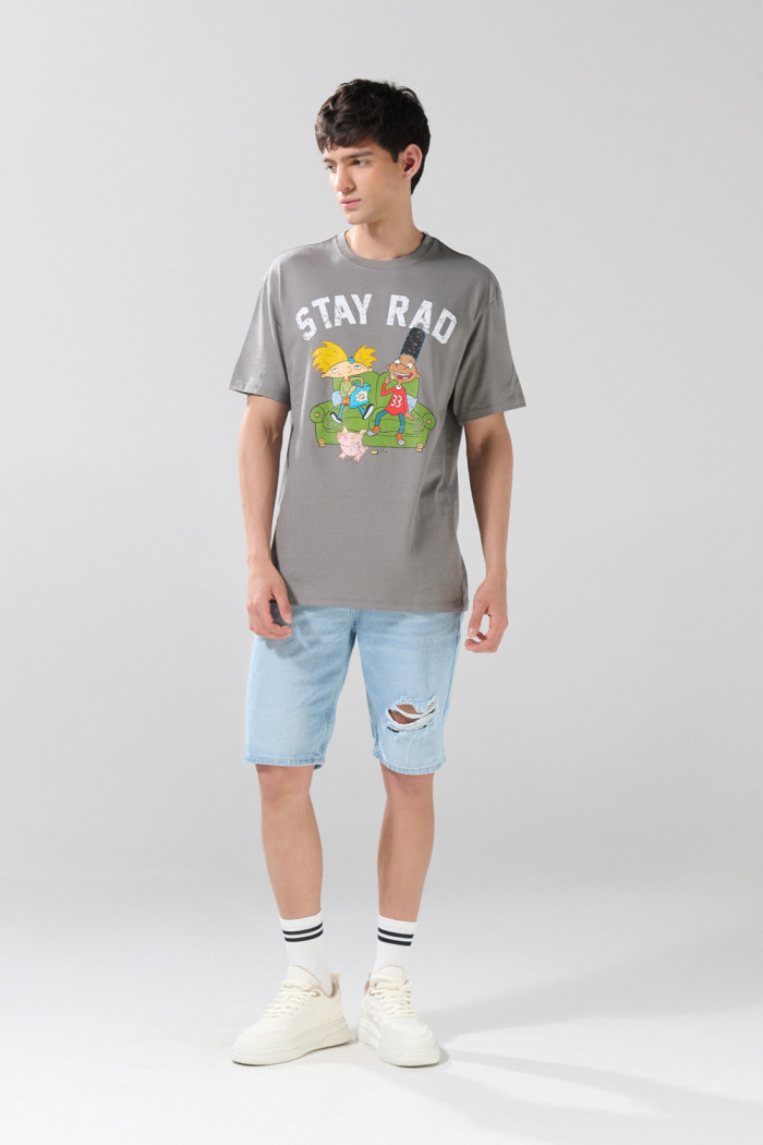 Camiseta gris intensa manga corta con arte de Hey Arnold
